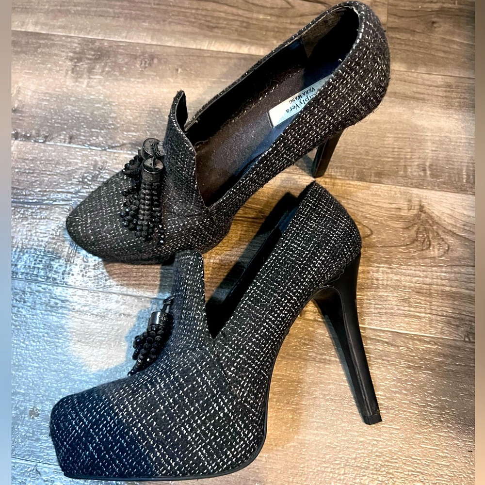 Women’s size 8 med Simply Vera Wang heels - excellent condition!